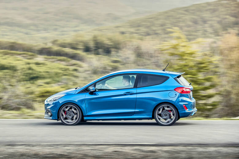 Ford Fiesta ST Według zapewnień producenta Fiesta ST przyspiesza od 0 do 100 km/h w czasie 6,5 sekundy, a prędkość maksymalna ma wynosić 232 km/h. Przy