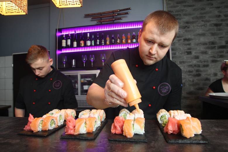 Marcin Słopiecki, szef kuchni Yami Yami Sushi serwował zestawy sushi w różnych rodzajach. - Jest spory ruch - mówił.