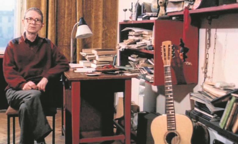 Stanisław Czycz w swoim mieszkaniu w Domu Literatów, kadr z filmu Pani Lola