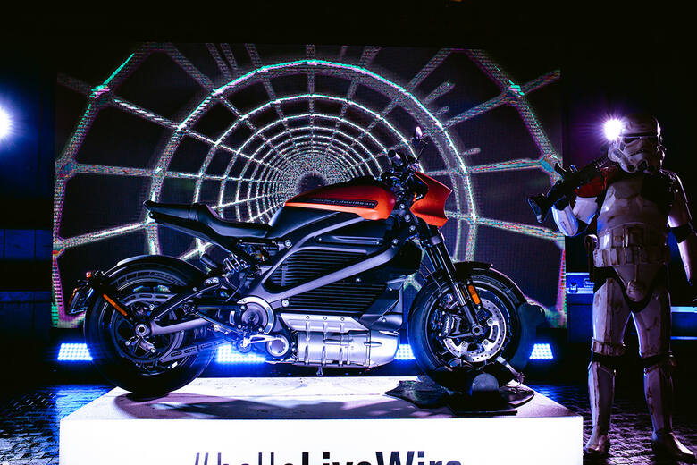 Harley-Davidson LiveWireAkumulator wysokonapięciowy 15,5 kWh z systemem magazynowania energii (RESS) zapewnia średni zasięg na poziomie 158 km. Szybka