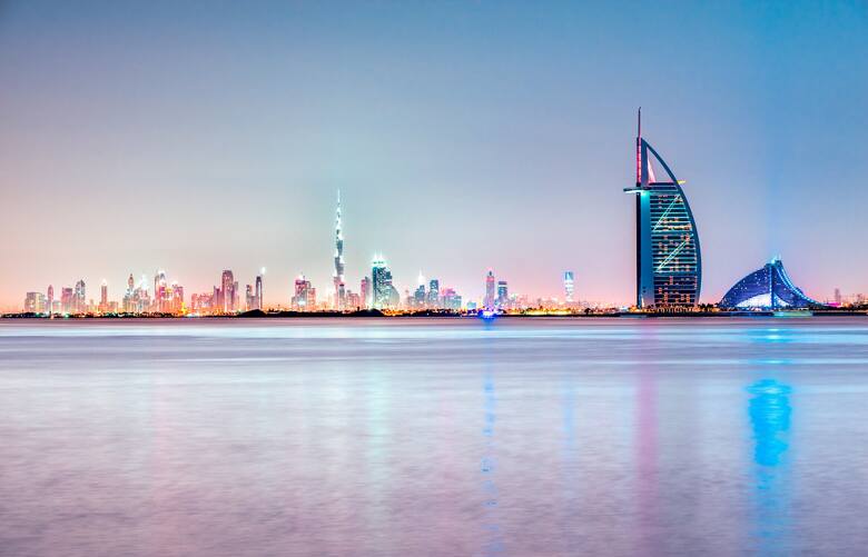 Zjednoczone Emiraty Arabskie przyciągają polskich turystów, spragnionych przede wszystkim zabawy w wielkim mieście, wypoczynku na bogato.