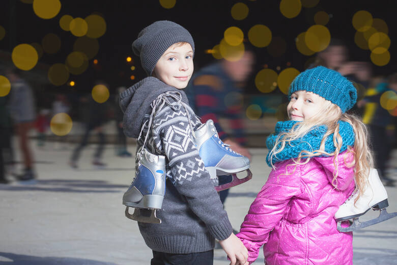 Podczas ferii zimowych można wybrać się z dziećmi na łyżwy. Spędzanie czasu na takich aktywnościach fizycznych spodoba się nie tylko tym najmłodszym