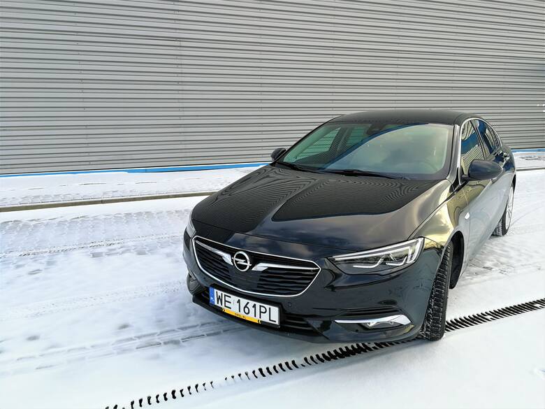 Opel Insignia Grand Sport 1.5 TurboInsignia jest stabilna, wyważona i absolutnie posłuszna. Reakcja na ruch kierownicy jest ekspresowa, podobnie jak