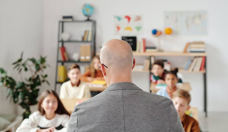 Każda klasa powinna przebywać w wyznaczonej i stałej sali zajęć, a do grupy przyporządkowani powinni być ci sami nauczyciele. 