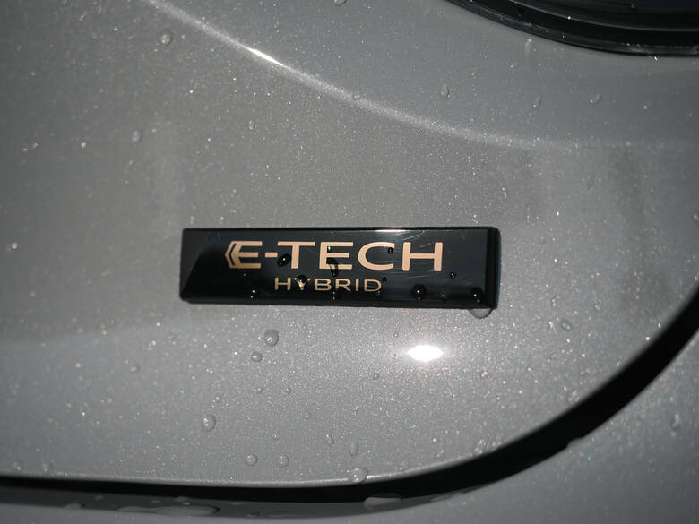 Hybrydowe Renault Clio w wersji hybrydowej E-Tech jest zwrotne, dynamiczne, przyjemne w prowadzeniu, komfortowe i niezwykle oszczędne. Czy drogie? Drogie,