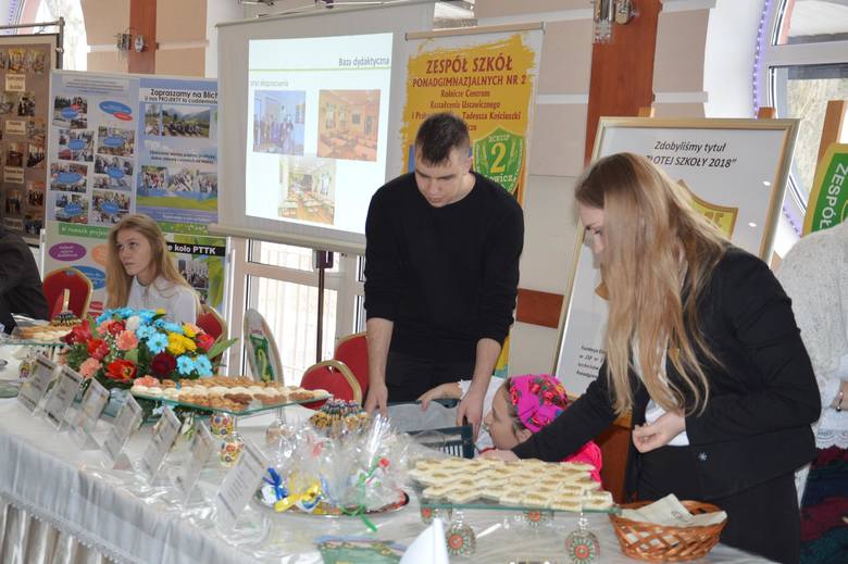Szkoły kuszą gimnazjalistów na targach edukacyjnych w Łowiczu [Zdjęcia]
