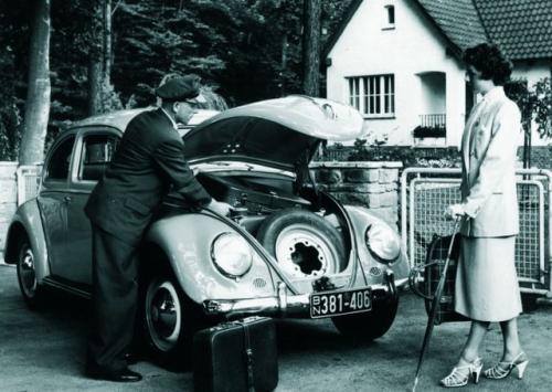 Fot. VW: W latach 50. (zdjęcie z 1955 r.) Garbus uchodził za pojazd niezwykle elegancki.