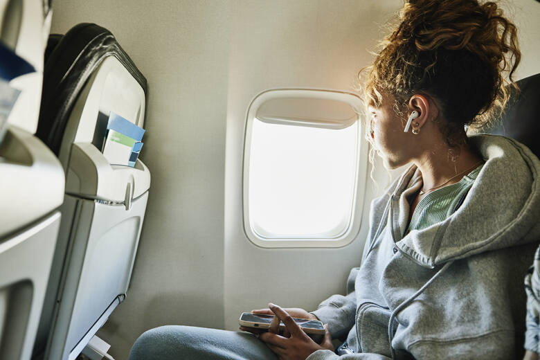Kobieta siedząca w samolocie