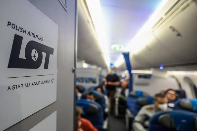 W regularnych liniach lotniczych, takich jak PLL LOT, pasażerowie mogą po prostu wybrać sobie miejsca obok siebie w czasie odprawy, zupełnie za darm