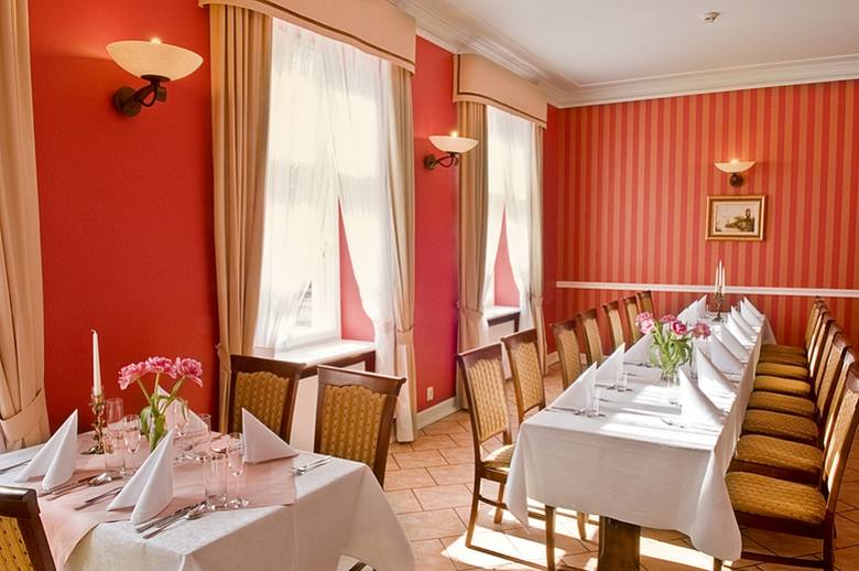 2. Dworek Hotel i Restauracja – Romantyczna kolacja przy świecach jest możliwa do zrealizowania w Restauracji Hotelu Dworek przy ul. Piłsudskiego 24. Czynna jest w godzinach: 12:00 - 23:00. 