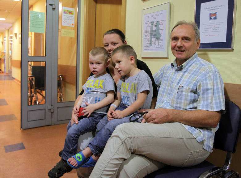 Wrzesień 2014: Czteroletni Alan (z lewej), to najmłodsze w Polsce dziecko z przeszczepionym sercem. Na badaniach z bratem, mamą i dr. Jarosławem Rycajem.