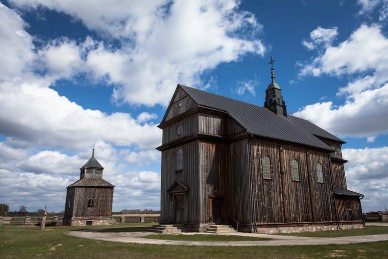 Kościół i drewniana dzwonnica w Ciborach-Kołaczkach