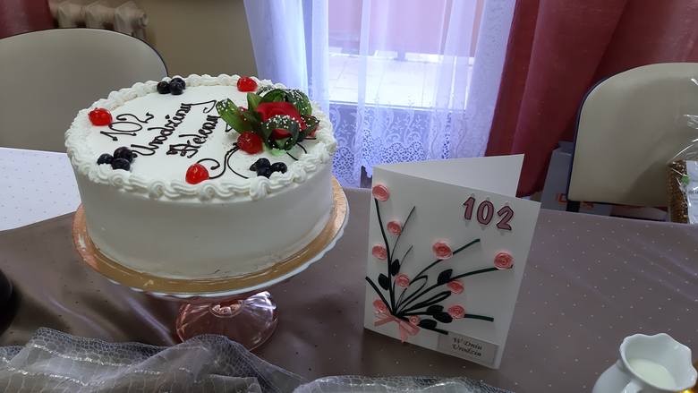Helena Tokarek, mieszkanka Domu Pomocy Społecznej dla Kombatantów w Opolu, świętuje 102. urodziny!