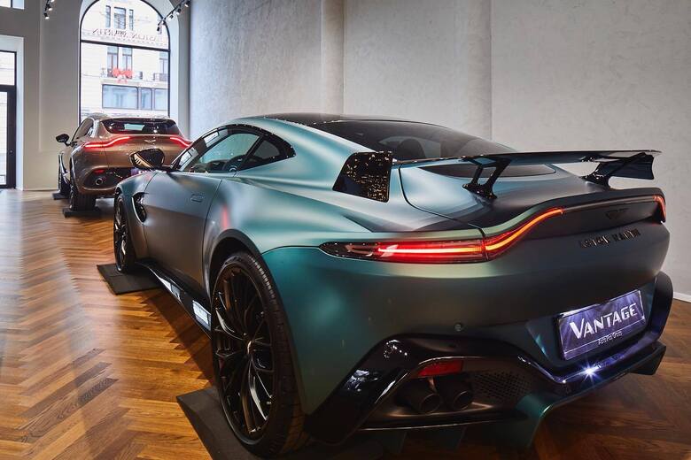 Po przerwie spowodowanej zmianą importera marka Aston Martin ponownie zawitała do stolicy. Sprzedażą luksusowych aut legendarnej brytyjskiej firmy na
