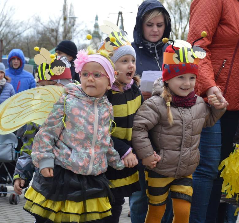 Dla uczestników "Wiosny w pasiece" wystąpiły dzieci z łowickiego przedszkola „Pszczółka Maja”