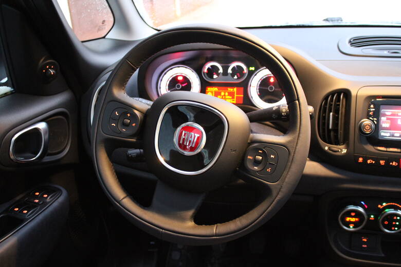Fiat 500LNajpopularniejszy na rynku wtórnym jest najsłabszy silnik benzynowy 1,4. Niestety, wbrew danym producenta, cechuje go stosunkowo wysokie zużycie