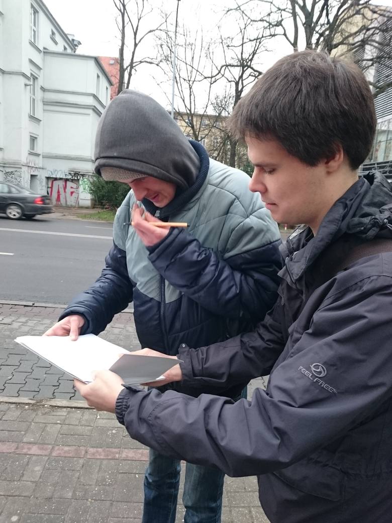 Szymon Płóciennik (z prawej) zbierał wczoraj podpisy w centrum miasta. - Popieram akcję - stwierdził pan Kamil.