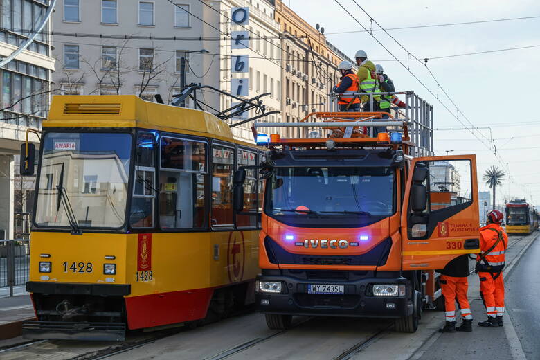 Awaria w centrum Warszawy. Nie jeżdżą tramwaje, jest zerwana trakcja.