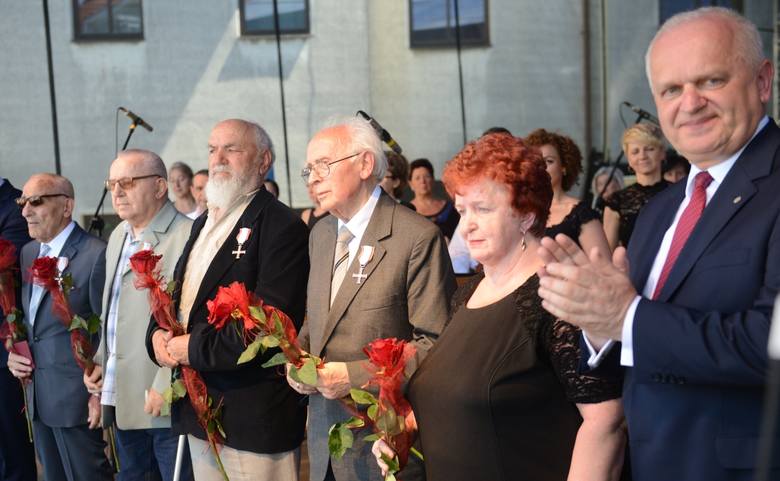 Krzyże Wolności i Solidarności  trafiły do (od lewej): Krzysztofa Donabidowicza, Witolda Koteckiego, Tadeusza Mączyńskiego, Waleriana Piotrowskiego, a pośmiertnie do Antoniego Ajszpura (odznaczenie odebrała żona).