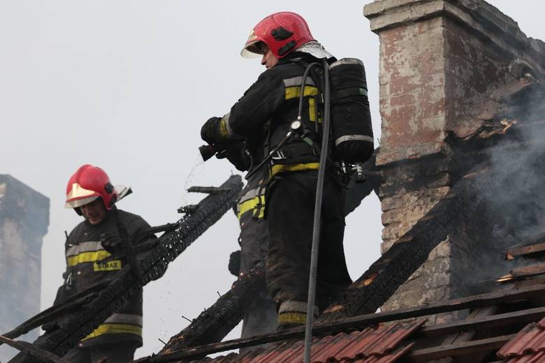 Pożar domu w Zielonej Górze Kiełpinie gasiło kilka jednostek straży pożarnej. Ogień udało opanować.  