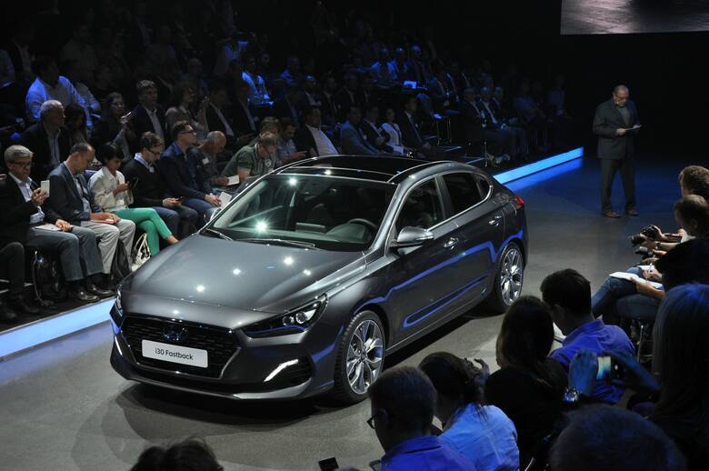 Hyundai i30 Fastback. Zapełnianie niszyKoreańska marka zaprezentowała trzecie wcielenie nadwoziowe modelu i30. Nazwano go Fastback, choć w materiałach