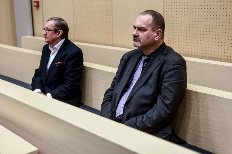 20 grudnia, Sąd Okręgowy w Poznaniu. Józef Pinior i Jarosław Wardęga wysłuchują postanowienia sądu, który ich nie aresztuje, ale kwestionuje linię o