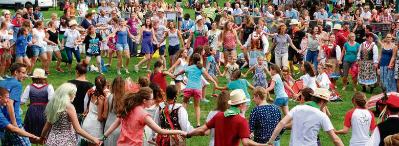 Na festiwalu w Bibicach zieleńczanie uczyli się bawarskich tańców, a Niemcy ćwiczyli krakowiaka. Powstawały tańce wielokulturowe