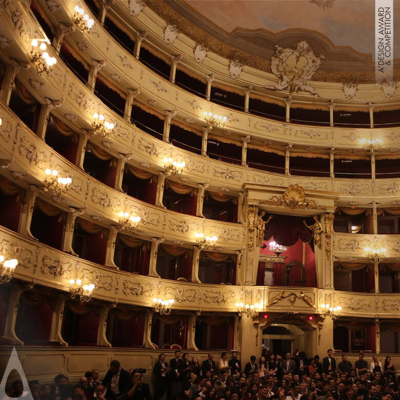 Uroczysta gala, podczas której Bogusławowi Barnasiowi, krakowskiemu architektowi, wręczono prestiżowe statuetki, odbyła się w monumentalnym włoskim Teatro Sociale Como.