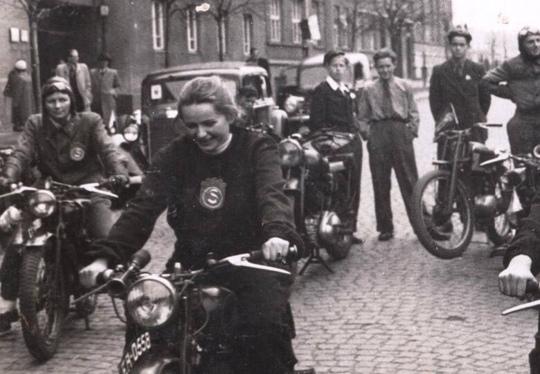 Krystyna Olszewska, zawodniczka sekcji motorowej klubu Stal i jej SHL M 04. W głębi z prawej - intrygujący motocykl "samoróbka", prawdopodobnie