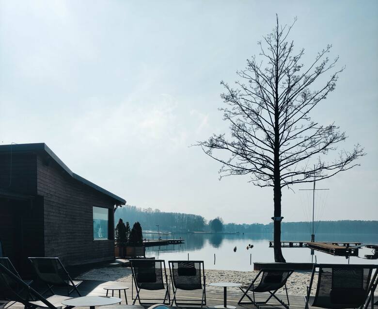 Widok na Jezioro Ukiel z plaży należącej do Hotelu Przystań.