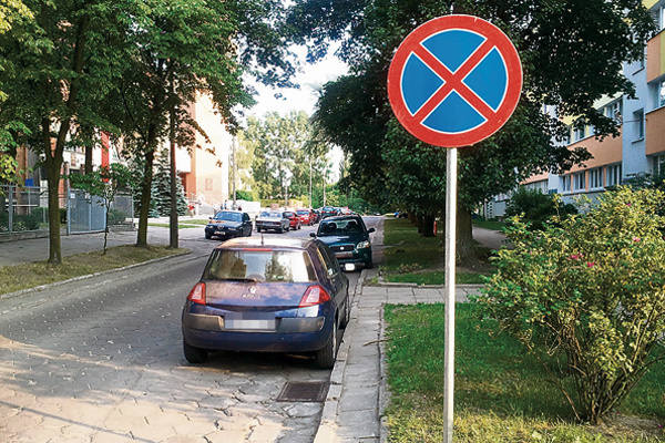 W zarządzie dróg twierdzą, że zakaz parkowania na  al. Pasjonistów był od lat, brakowało tylko... znaków.