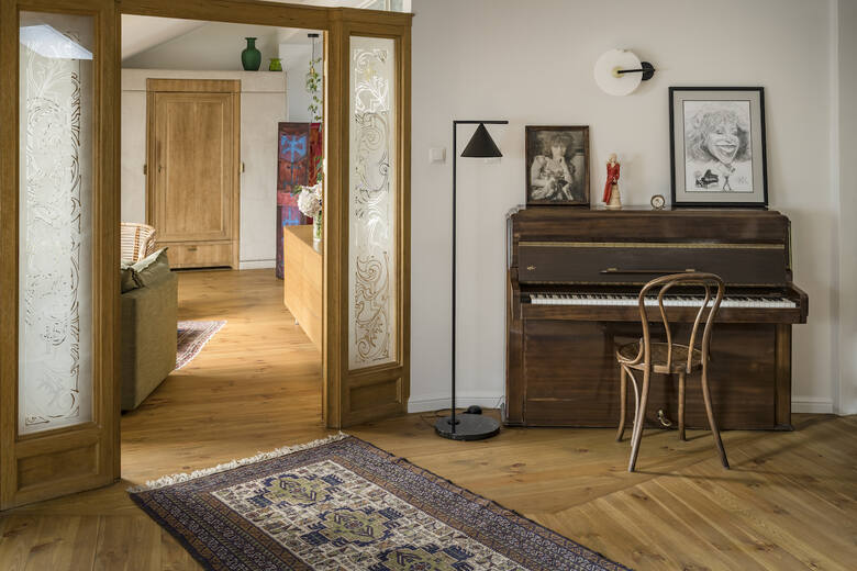 Na poddaszu Alicja Majewska ma m.in. pianino, które jest ważnym sprzętem w domu artystki