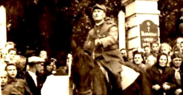 Marian Pilarski (na koniu) w Tyszowcach w czasie powitania biskupa Stefana Wyszyńskiego. Fotografia z 1947 roku.