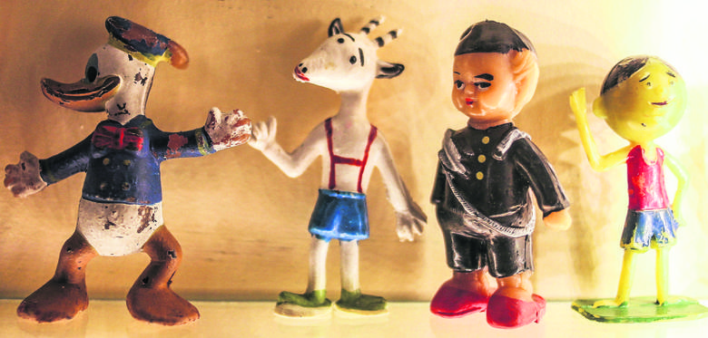 W Galerii Starych Zabawek można spotkać różne figurki brodatego wagabundy.
