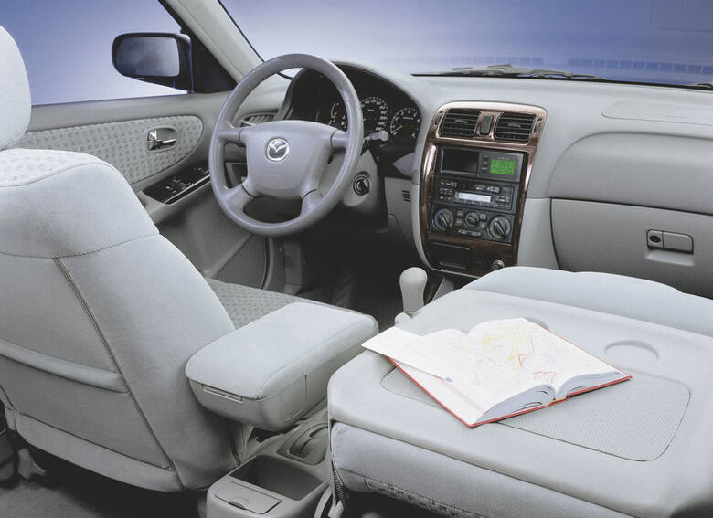 1999 - 2002 wnętrze Fot: Mazda