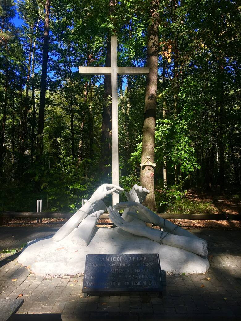 Miejsce pamięci ofiar pomordowanych przez NKWD w lasach w Turzy koło Sokołowa Małopolskiego.