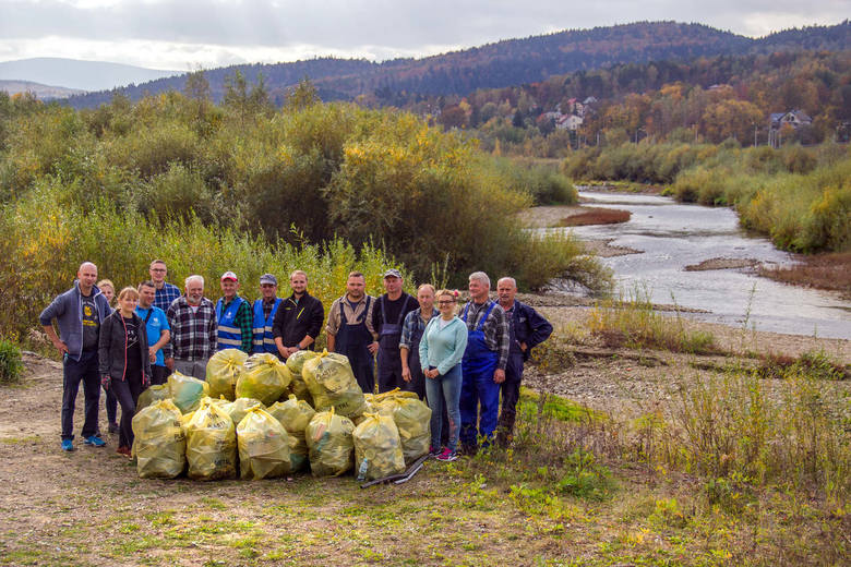 Plastik, szkło, opakowania po jedzeniu, kosmetykach czy środkach ochrony roślin - m.in to znaleźli sprzątajacy Jezioro Mucharskie.