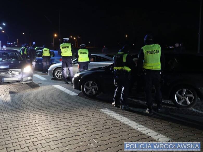 Akcja policji przy nielegalnych wyścigach, które odbywały się na obrzeżach Wrocławia