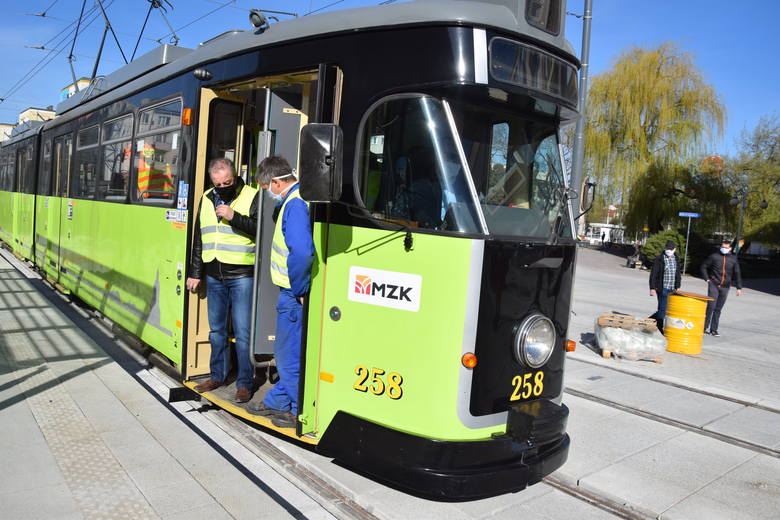 Helmut był pierwszym tramwajem, który wiosną testował nowe torowisko w centrum.