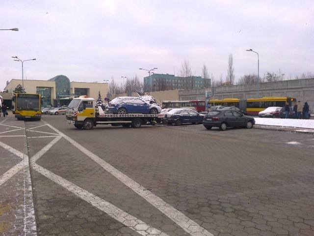 Wczoraj rano pod nadzorem straży miejskiej sprzed dworca Łódź Kaliska odholowano dziewięć nieprawidłowo zaparkowanych aut.