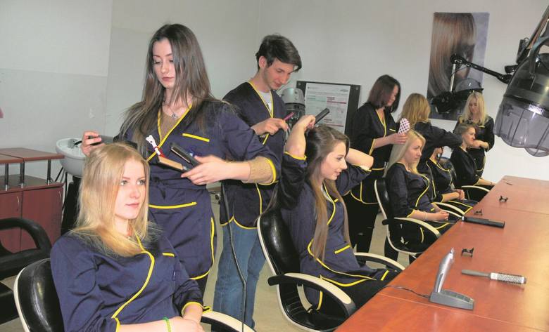 Przyszli fryzjerzy po powrocie z praktyk do szkoły podczas zajęć praktykują na sobie trendy obowiązujące we Włoszech