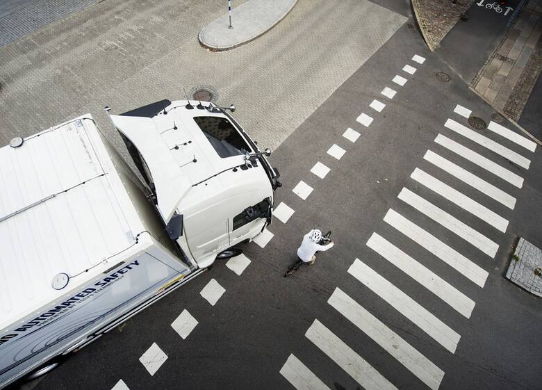 Inżynierowie Volvo opracowali system, który wykrywa pieszych i rowerzystów wokół ciężarówki/fot. Volvo