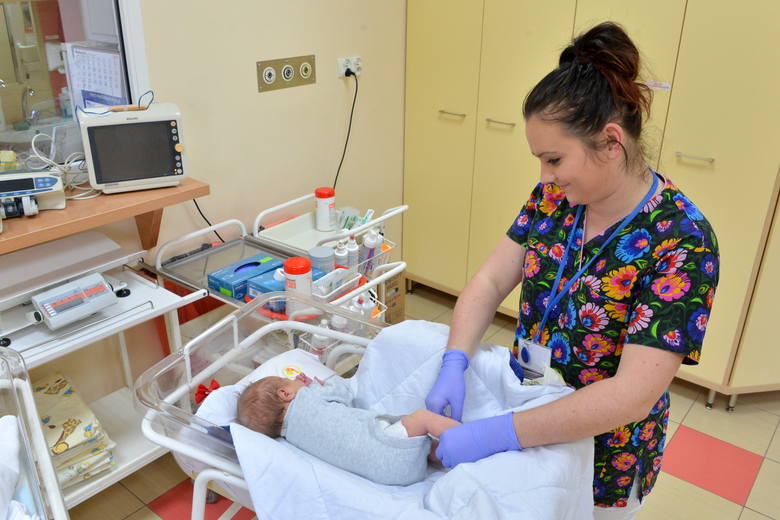 Na zdjęciu położna Wioleta Kutera-Kruk z oddziału neonatologicznego Świętokrzyskiego Centrum Matki i Noworodka w Kielcach