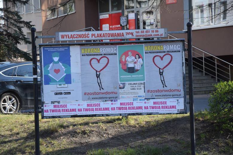 Plakaty wspierające medyków, ale też zachęcające do zostania w domu, można zobaczyć w wielu punktach Zielonej Góry. Tutaj projekt z medykiem): Izoldy Bączkowskiej, z SOR: Iza Kaczmarek-Szurek. 