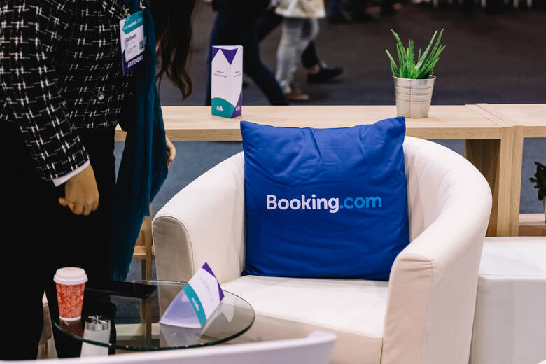Logo Booking.com na poduszce (Web Summit w 2019 roku)
