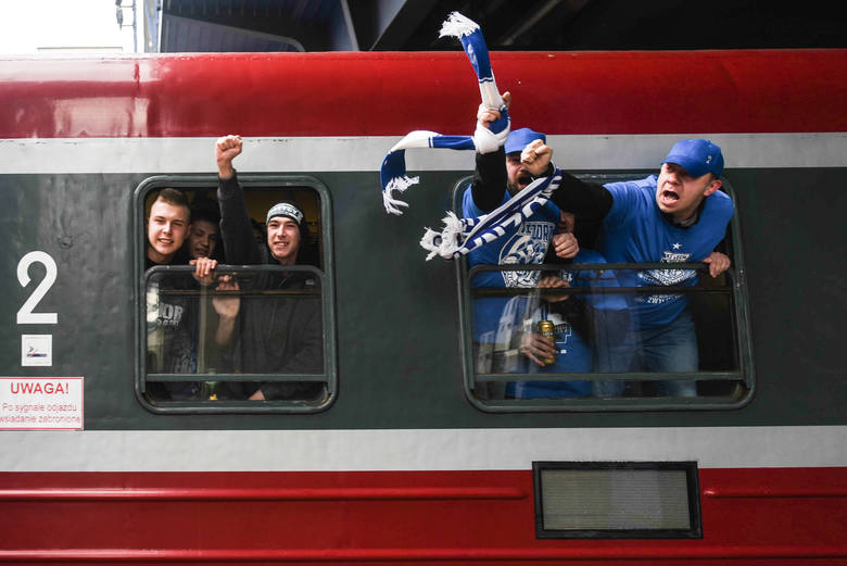 Kibice Lecha zazwyczaj na mecze wyjazdowe wybierają się wynajętymi przez siebie pociągami specjalnymi. 