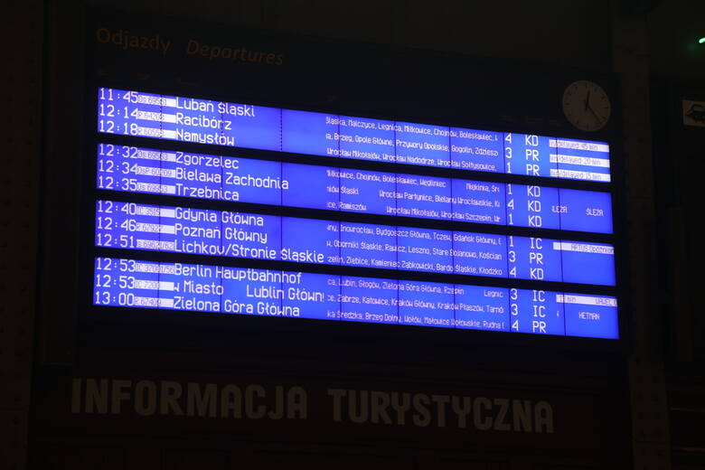Ogromne utrudnienia na stacji Wrocław Główny. Z powodu awarii zasilania wiele pociągów jest opóźnionych, odjeżdżają z innych peronów, niż jest to podane