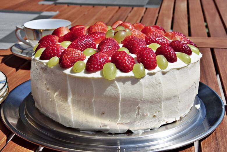Pyszny tort śmietankowy jest idealny niemal na każda okazję. Możesz podać go na urodziny, przyjęcie komunijne lub po prostu jako słodki poczęstunek.