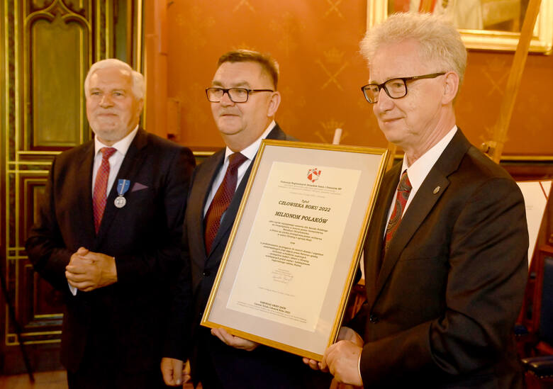 Tytułem „Człowieka Roku 2022” uhonorowano Miliony Polaków. Specjalny dyplom - jako przedstawiciel samorządu terytorialnego – symbolicznie odebrał Zbigniew