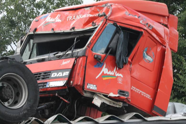 Wypadek ciężarówki w Chruszczobrodzie. To cud, że kierowca wyszedł z opresji tylko z nielicznymi obrażeniami